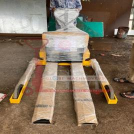 Globe Hand Operated Terrain Pallet Machine, Industrial