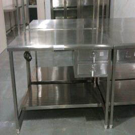 Polished Stainless Steel Restaurant Table, 50-100kg
