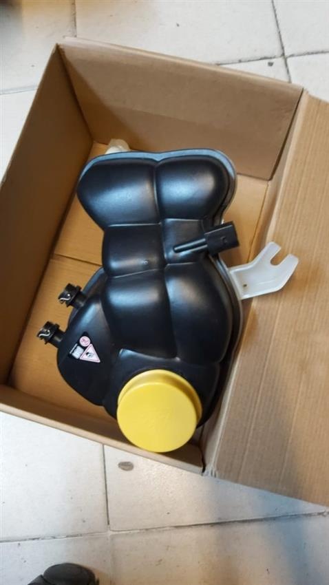 Jaguar Vehicle Coolant Reservoir