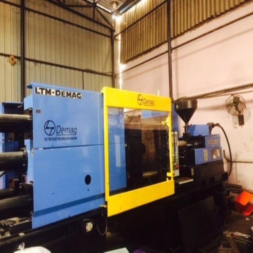 Automatic L&T DEMAG 250 Ton Plastic Injection Machine