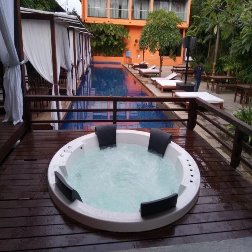 White Ivory Jacuzzi Bathtub