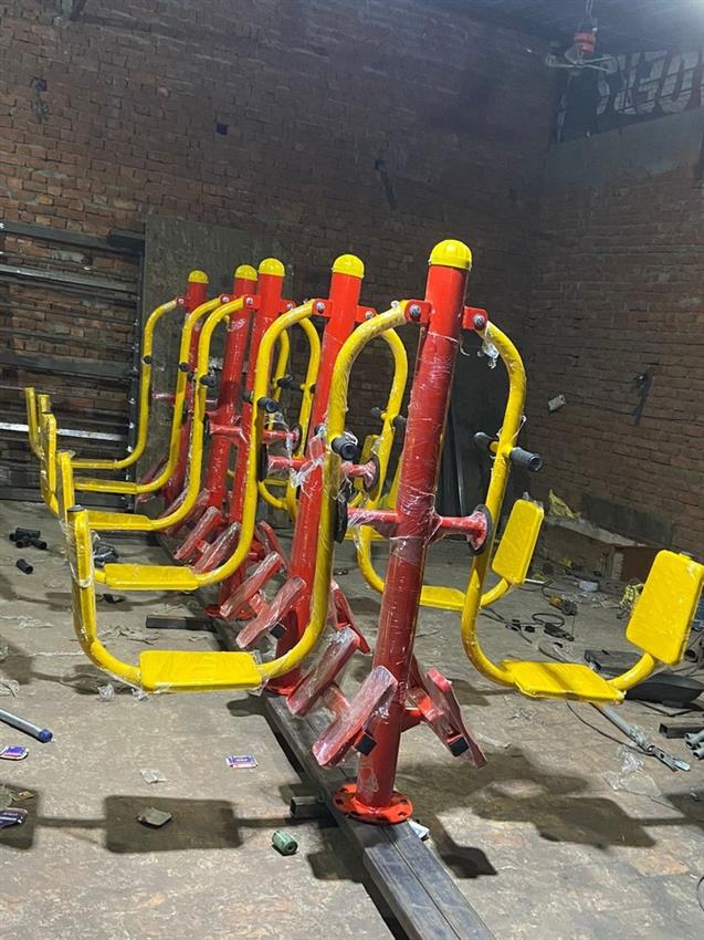 GI Red Double Outdoor Leg Press