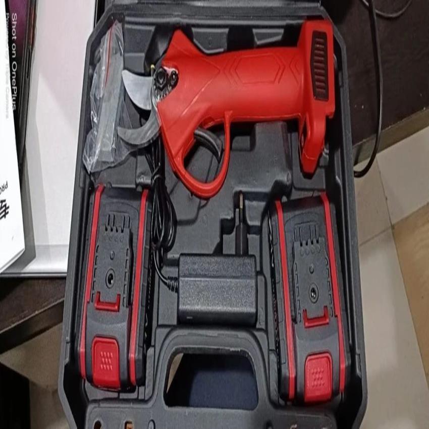 LEO Cordless Pruning Machine