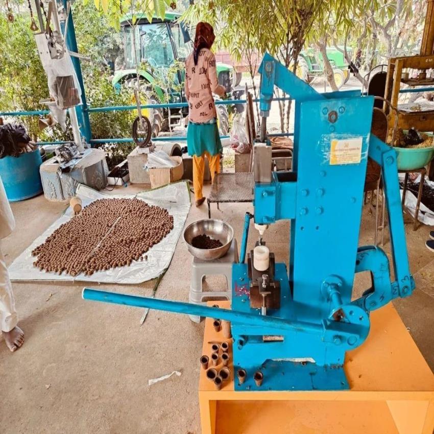 Manual Cow Dung Briquette Machine