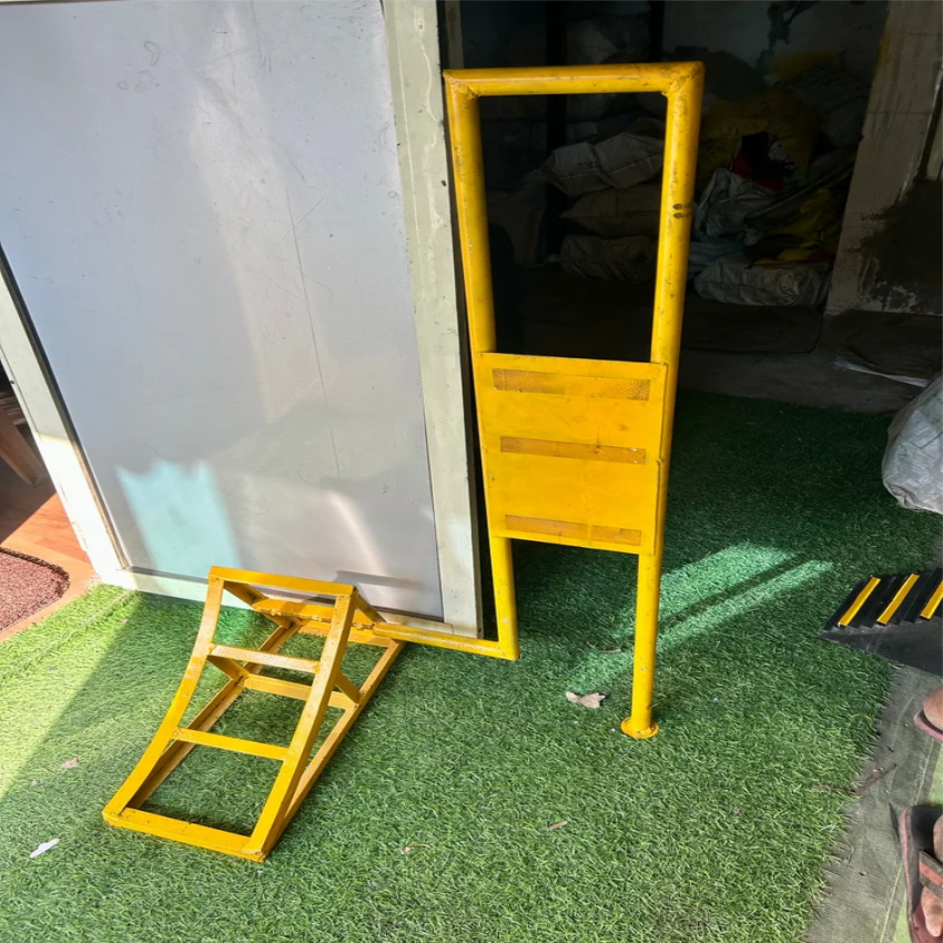 Metal Wheel Chock With Stand