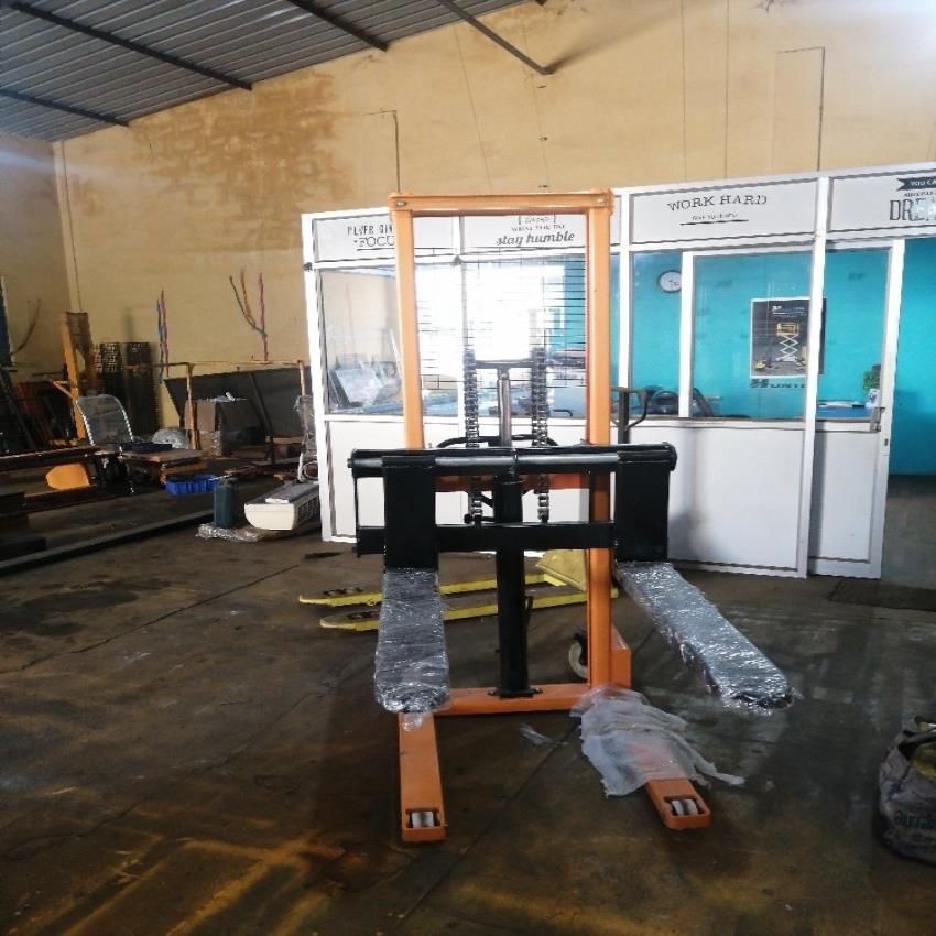 Mild Steel Hunter Stacker - 1000 Kg