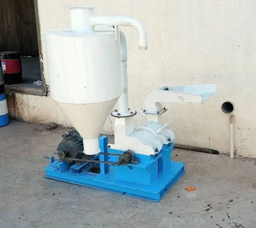 Painted Semi-Automatic Groundnut Shell Powder Machine, 100kg/h