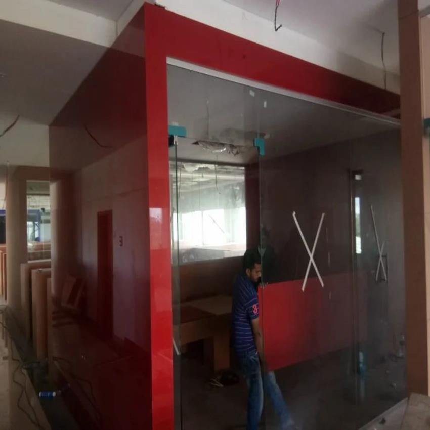 Plain Toughened Lacquered Glass Partition