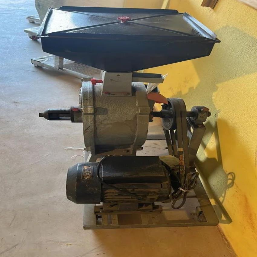 Commercial Semi Automatic 3 HP Atta Chakki