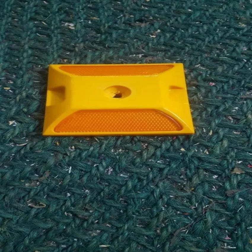 Yellow Plastic Road Stud for City Roads