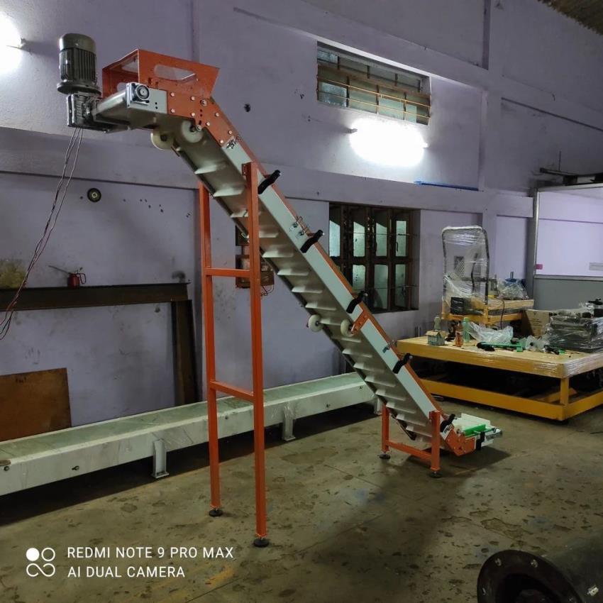 Inclined Z Belt Conveyor, 50 Kg/Ft