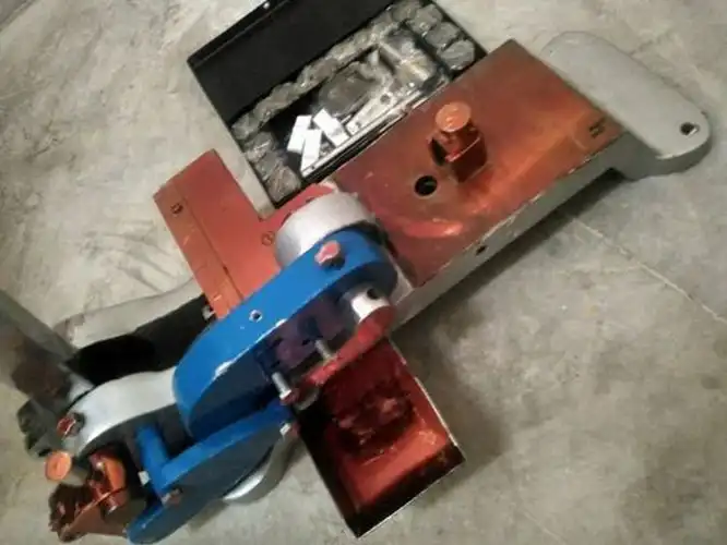 Manual Rule Bending & Cutting Machine