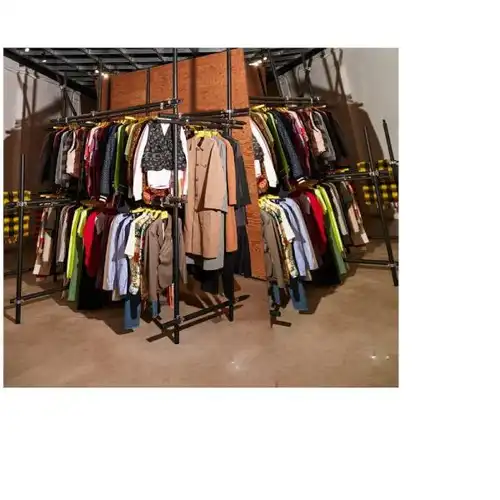 Metal Wall Mounted Boutique Display Stand